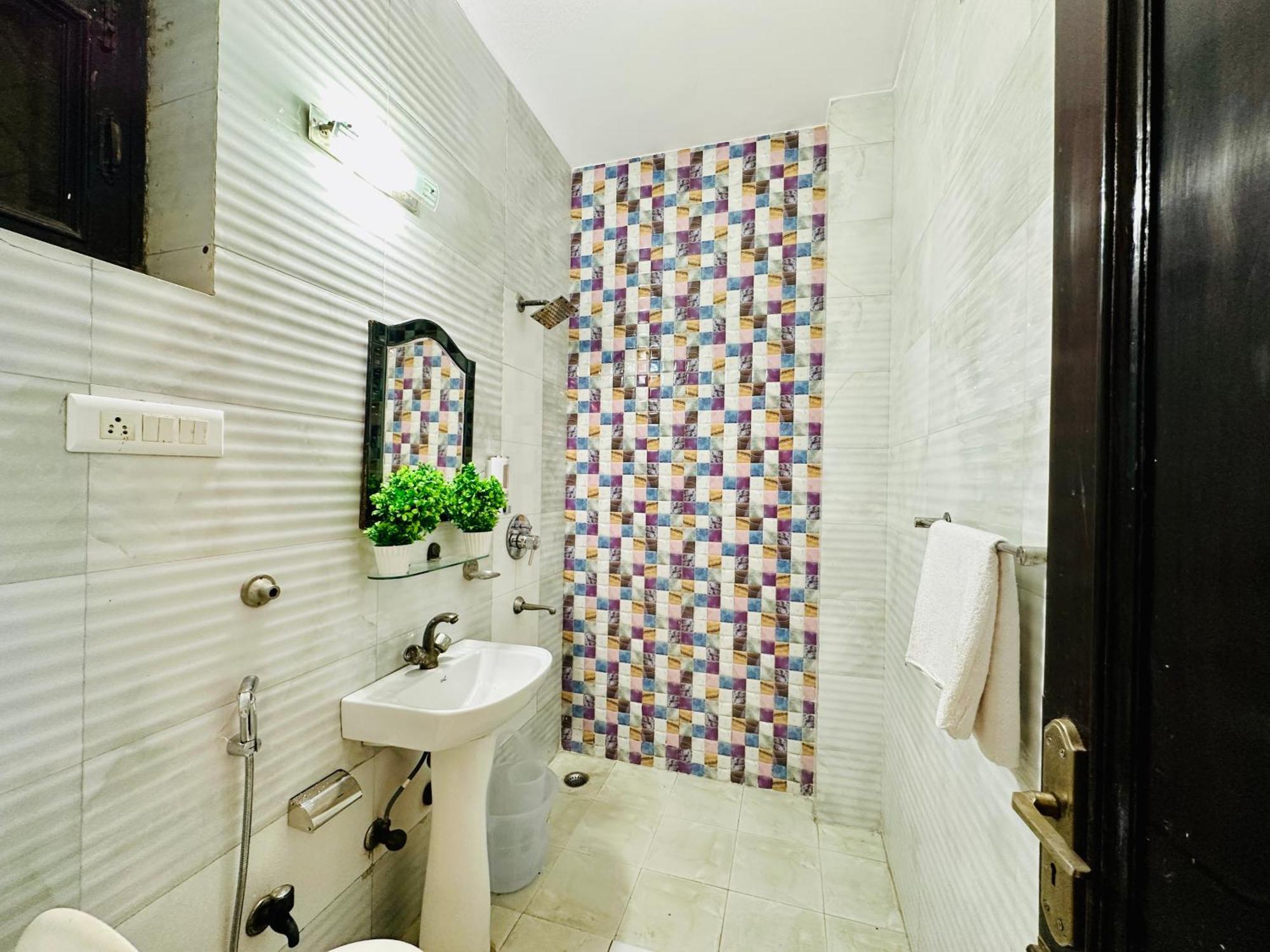 The White Scent-Near Noida Sector 18 Metro Hotel Ngoại thất bức ảnh