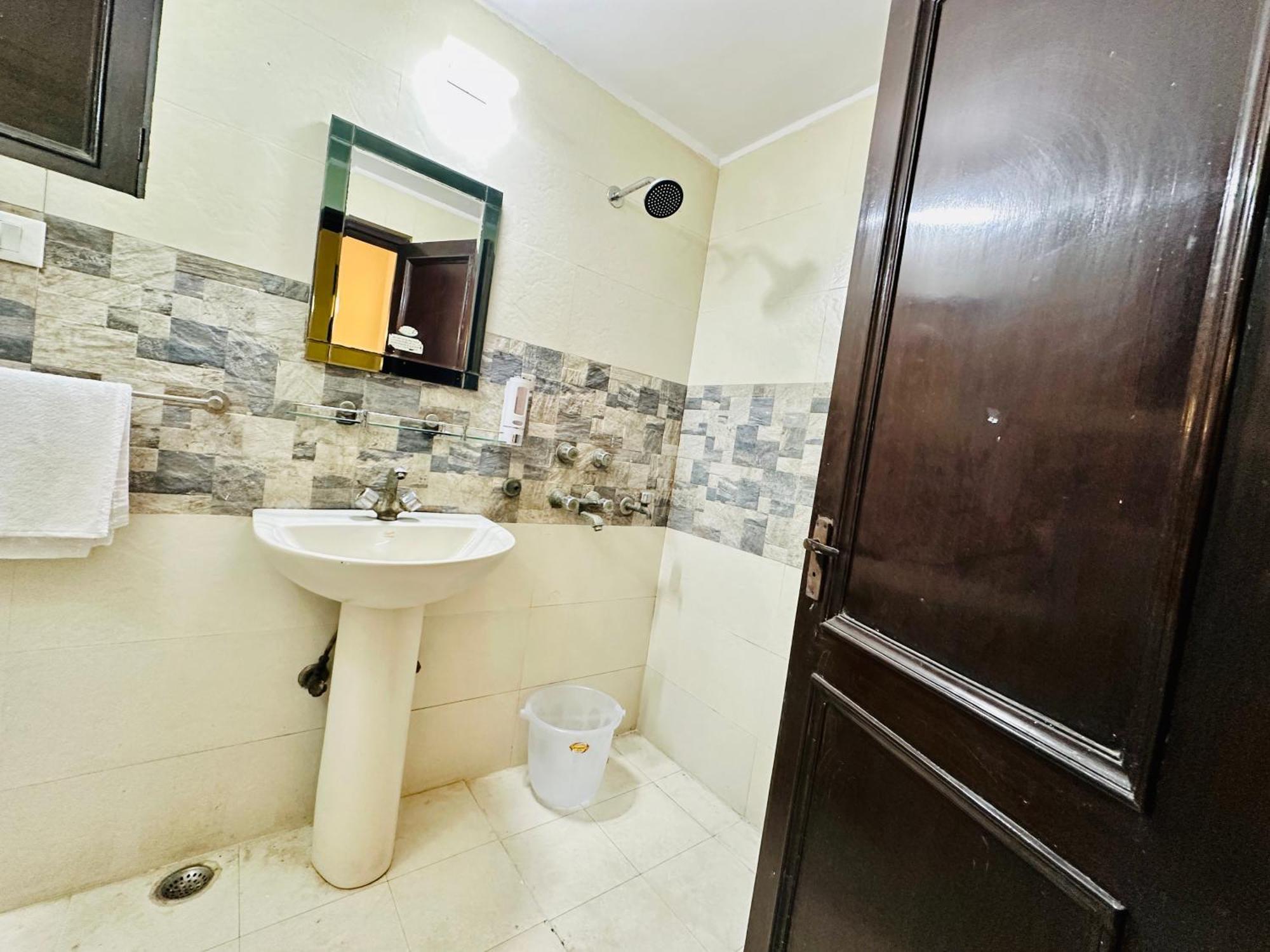 The White Scent-Near Noida Sector 18 Metro Hotel Ngoại thất bức ảnh