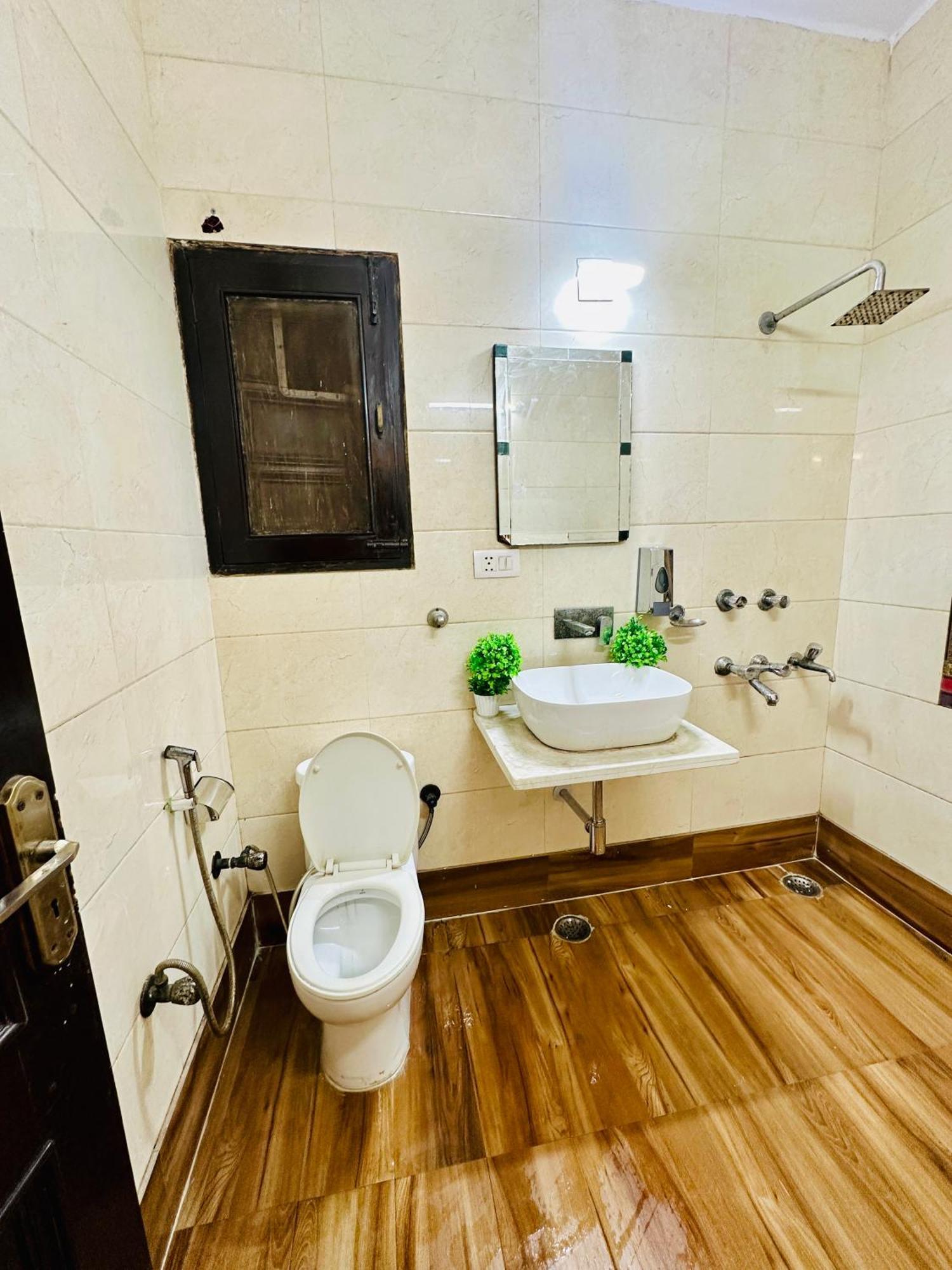 The White Scent-Near Noida Sector 18 Metro Hotel Ngoại thất bức ảnh