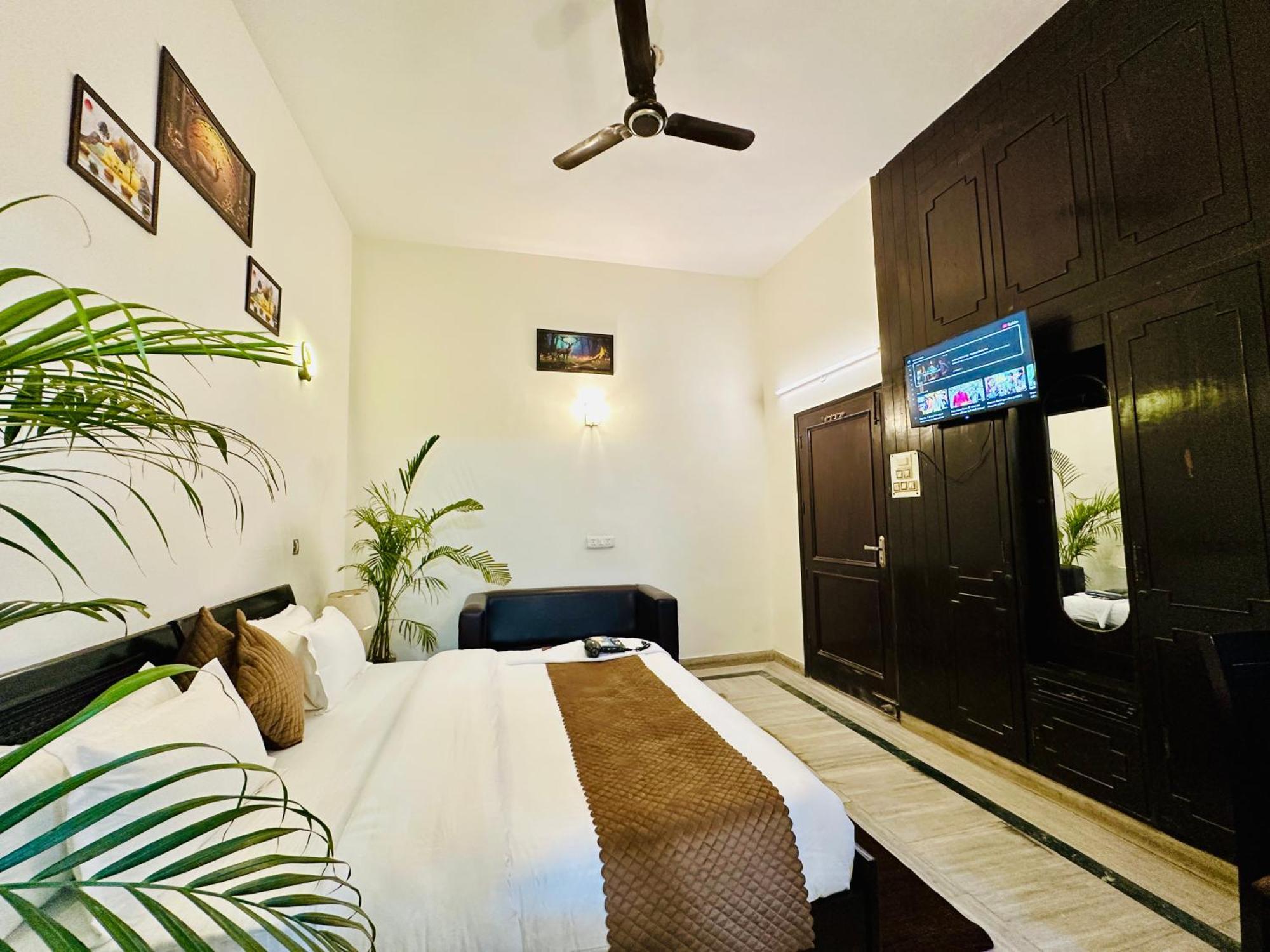 The White Scent-Near Noida Sector 18 Metro Hotel Ngoại thất bức ảnh