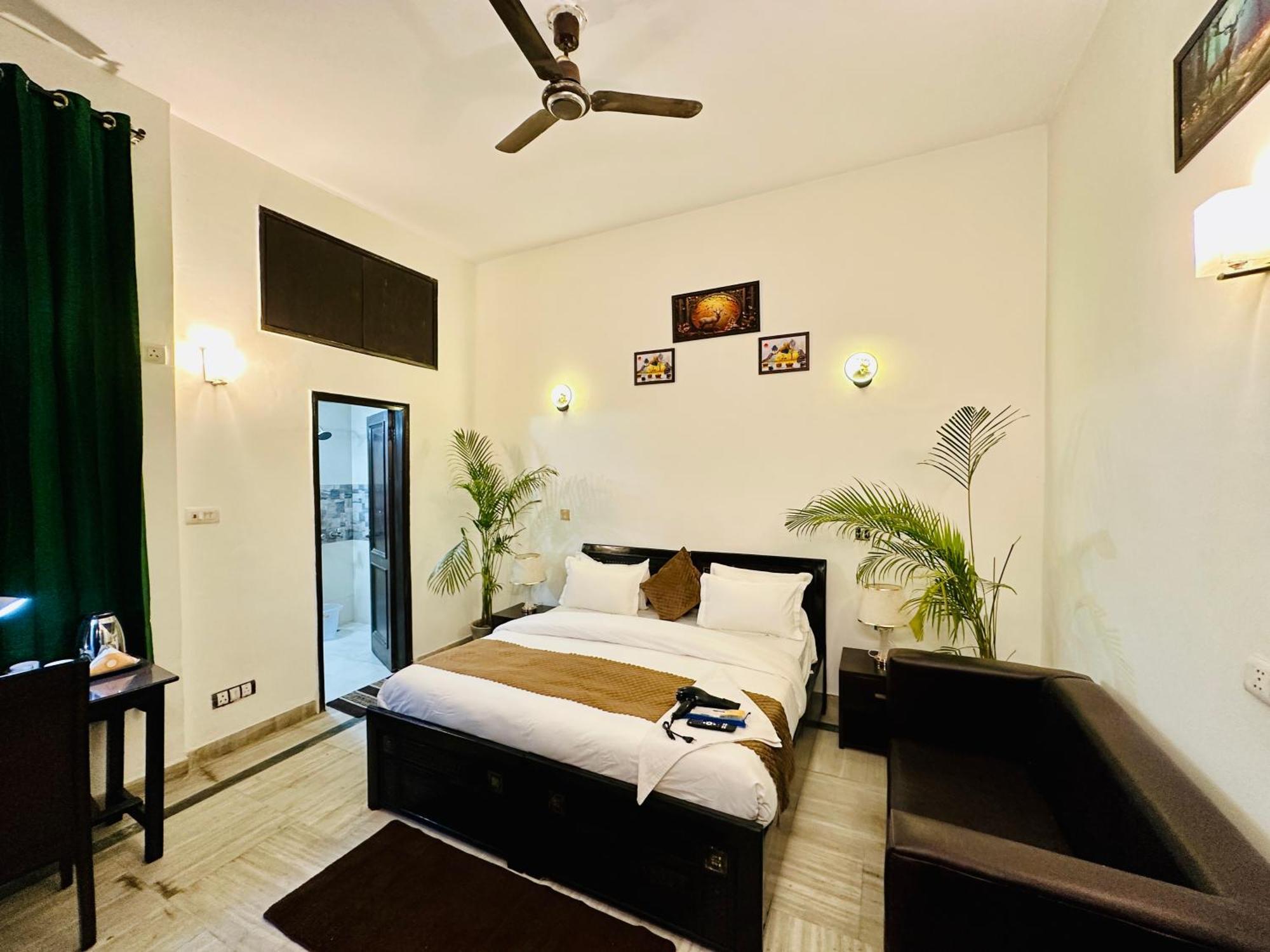 The White Scent-Near Noida Sector 18 Metro Hotel Ngoại thất bức ảnh