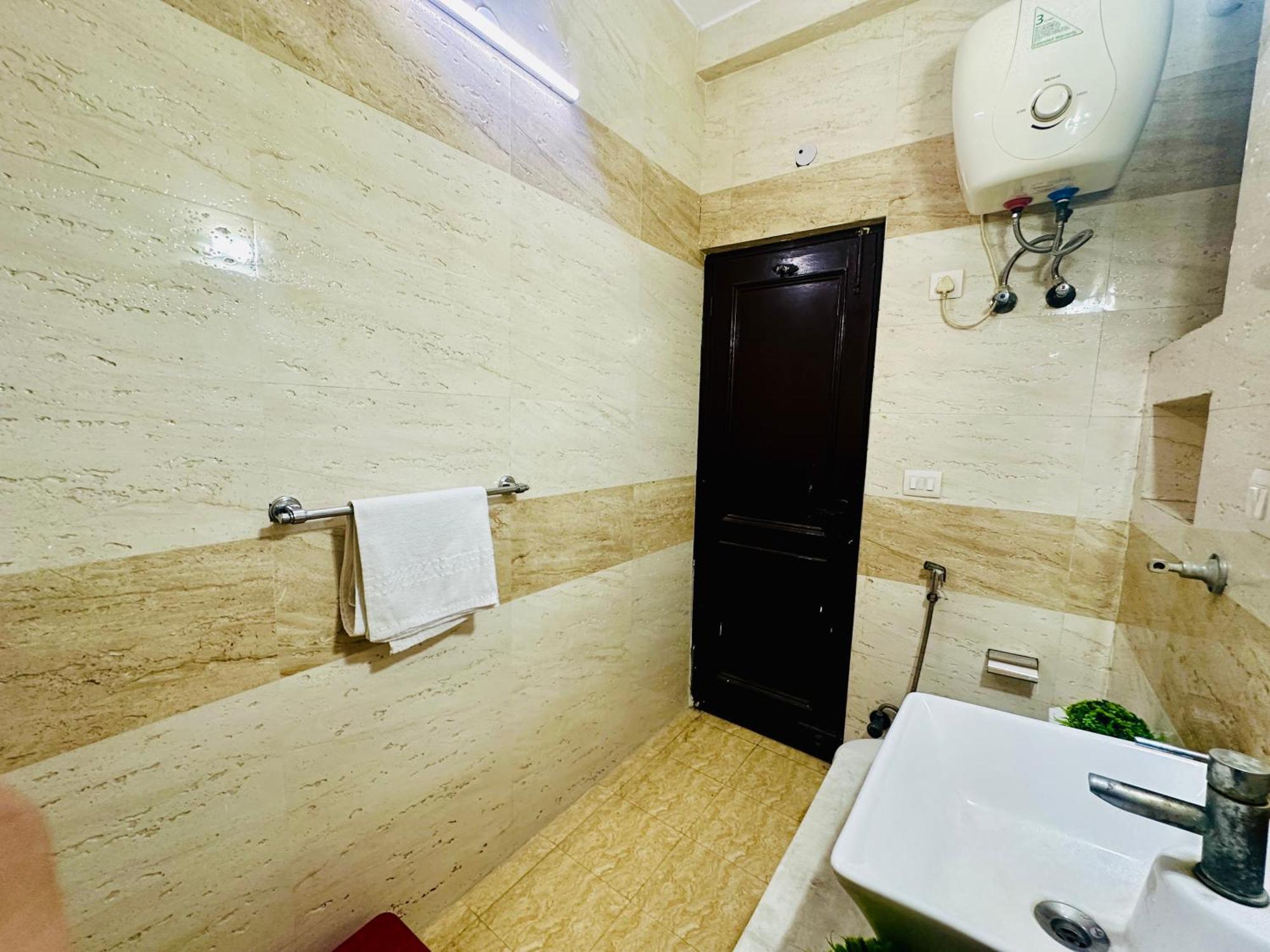 The White Scent-Near Noida Sector 18 Metro Hotel Ngoại thất bức ảnh