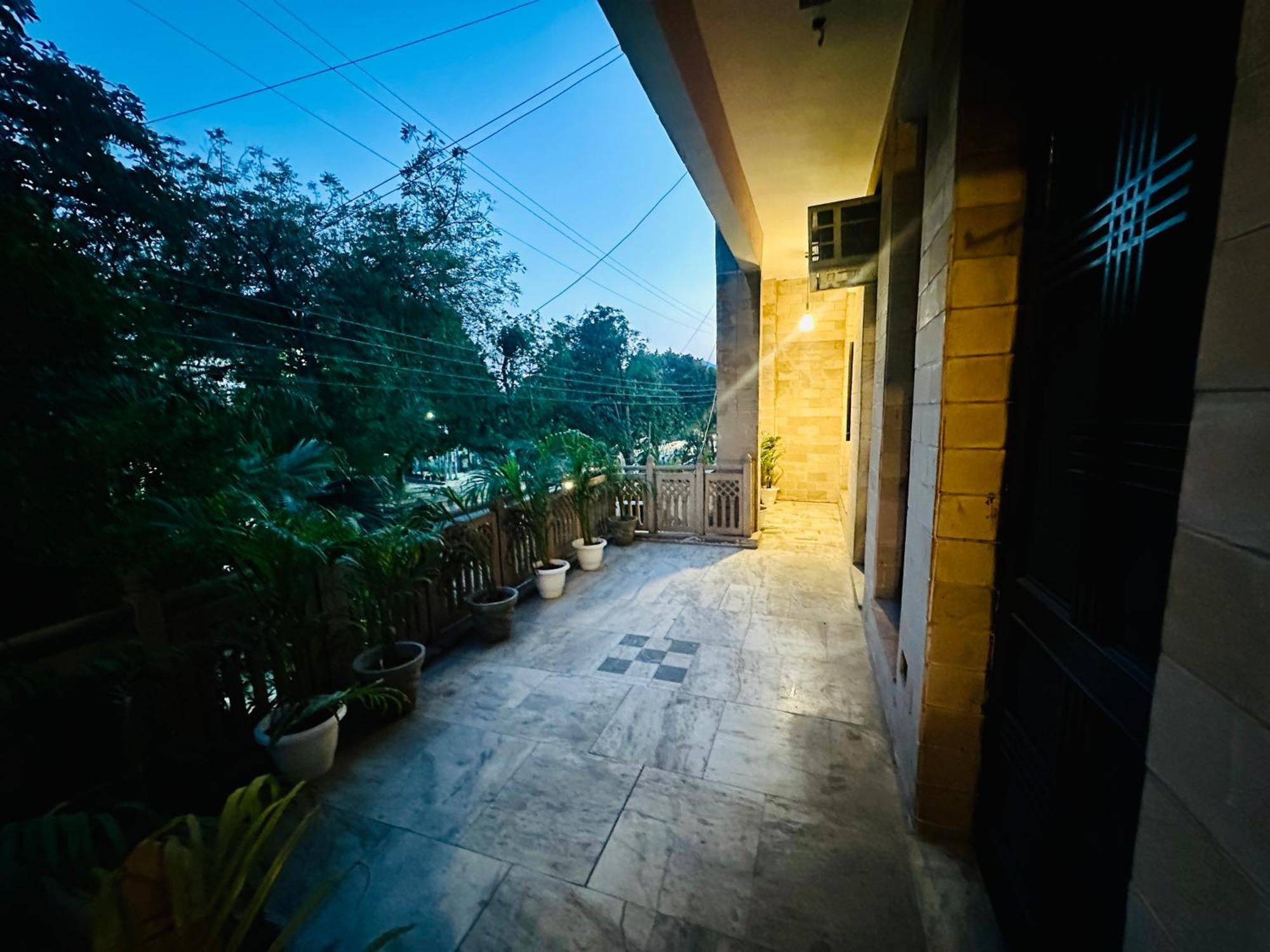 The White Scent-Near Noida Sector 18 Metro Hotel Ngoại thất bức ảnh